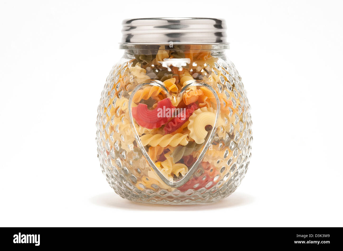 bunte Nudeln in Herzform Glas Stockfoto