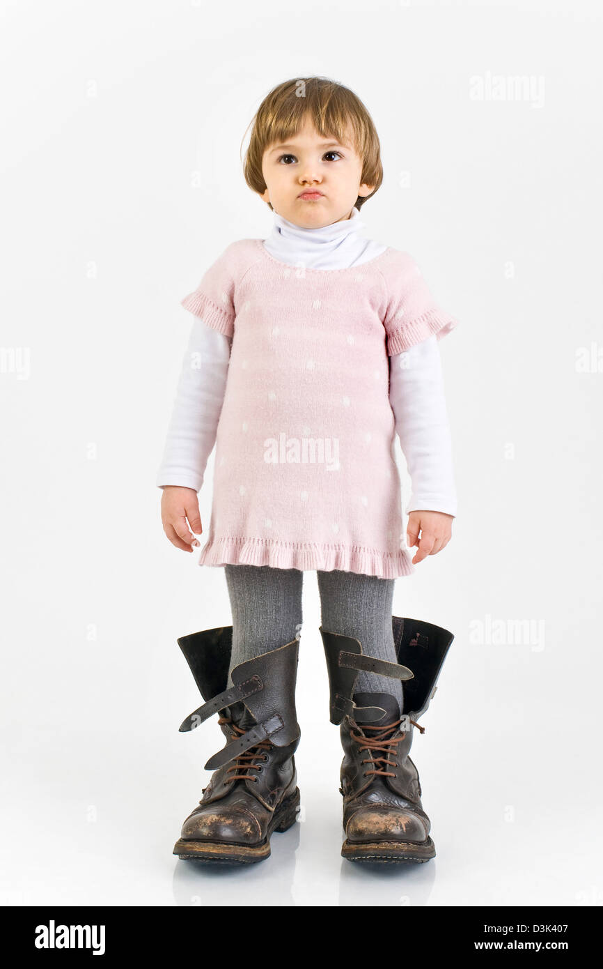 Kind mit großen Schuhen Stockfoto