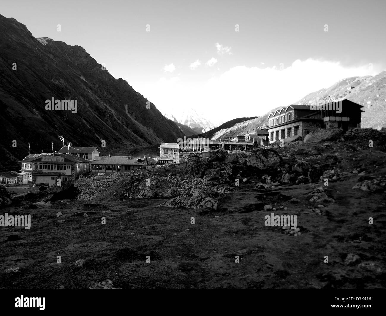 Blick auf Berge, Gipfel, Täler und Landschaften im Everest base camp Trek in der Khumbu-Region in Nepal. Stockfoto