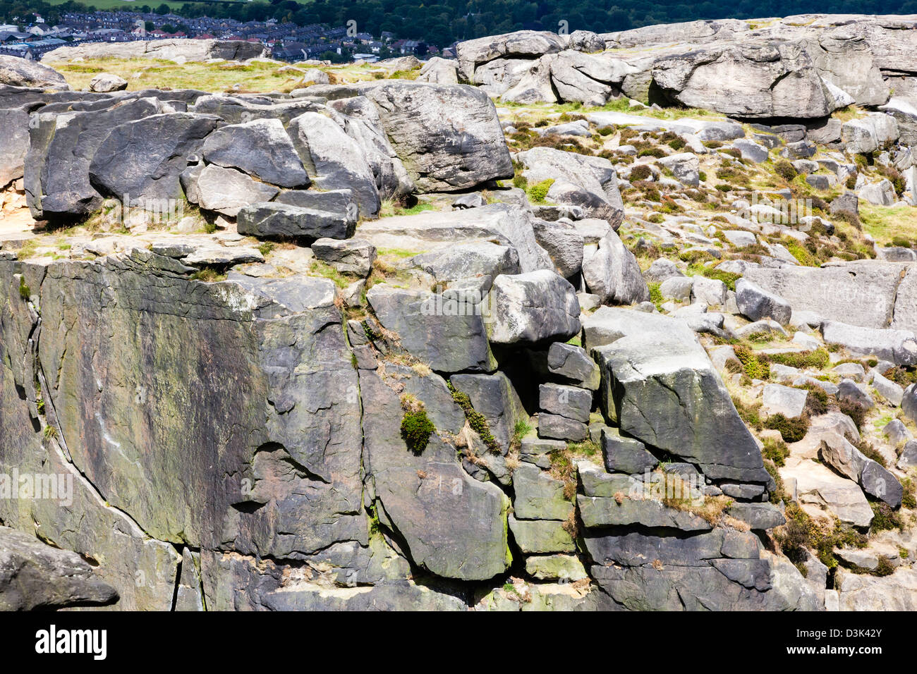 Detail der Felsen und Fissuren am Hangingstone Felsen, Ilkley Moor, West Yorkshire, Großbritannien Stockfoto