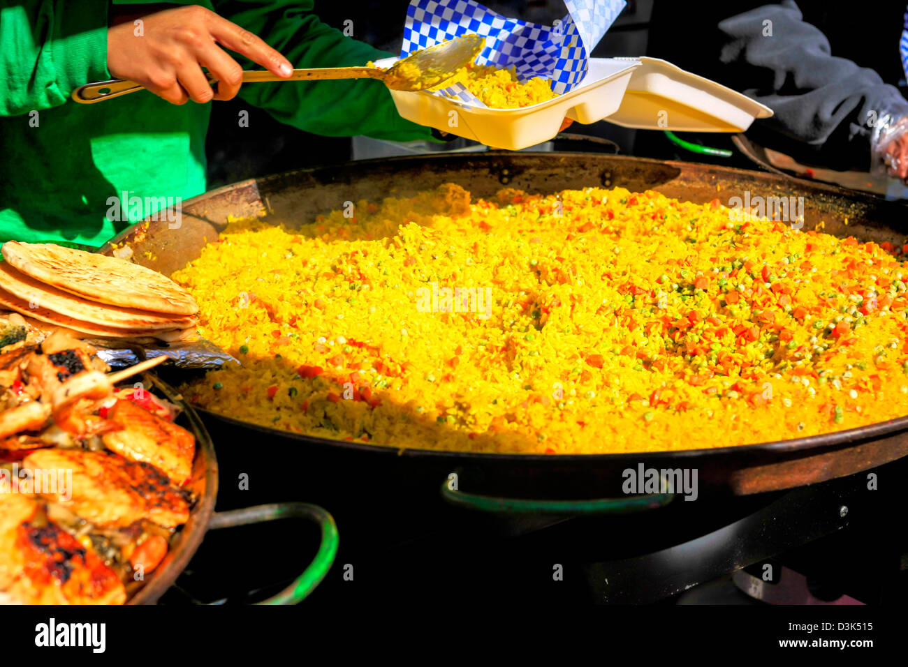 Gelber Reis und Fisch Eintopf zum Verkauf an der Cortez-Fisch-Festival-Florida Stockfoto