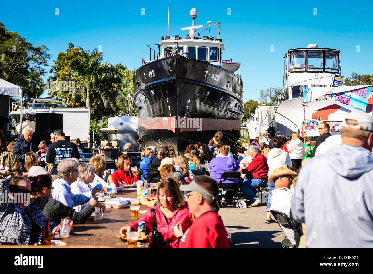 Leute sitzen essen frische Meeresfrüchte an der Cortez-Fisch-Festival-Florida Stockfoto