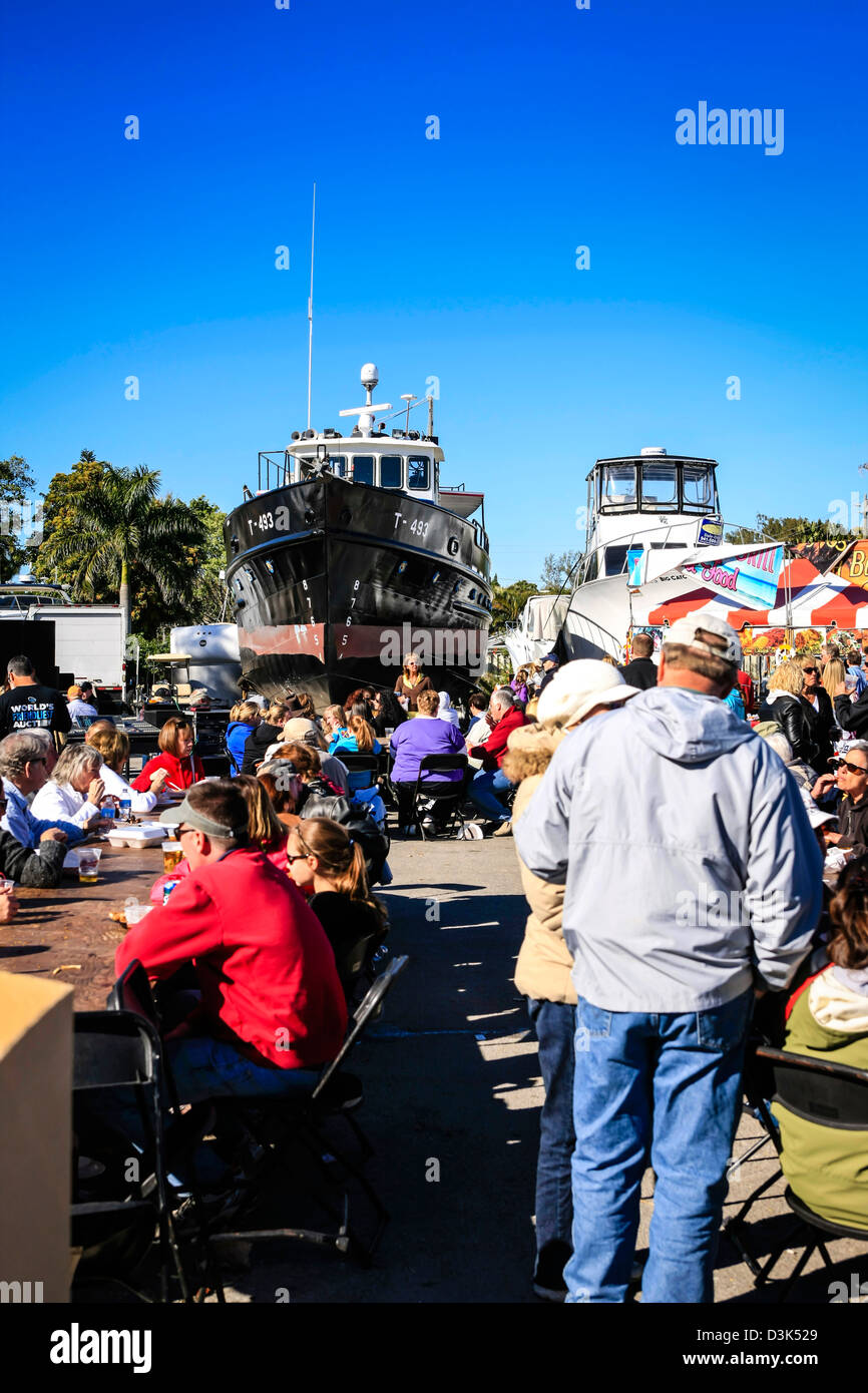 Leute sitzen essen frische Meeresfrüchte an der Cortez-Fisch-Festival-Florida Stockfoto