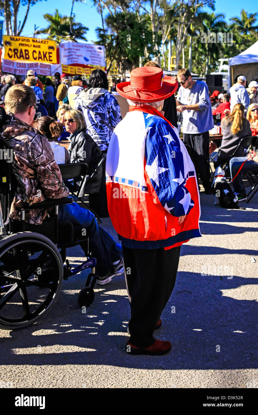 Senioren weiblich auf dem Cortez Fisch-Festival mit einer bunten patriotischen Jacke Stockfoto