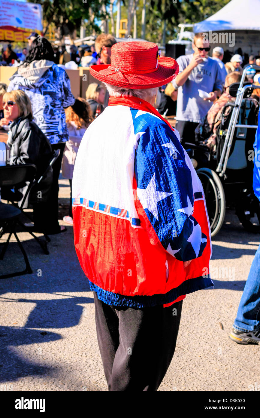 Senioren weiblich auf dem Cortez Fisch-Festival mit einer bunten patriotischen Jacke Stockfoto