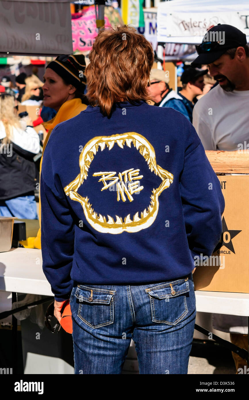 Frau trägt ein T-shirt "Bite Me" an der Cortez-Fisch-Festival-Florida Stockfoto