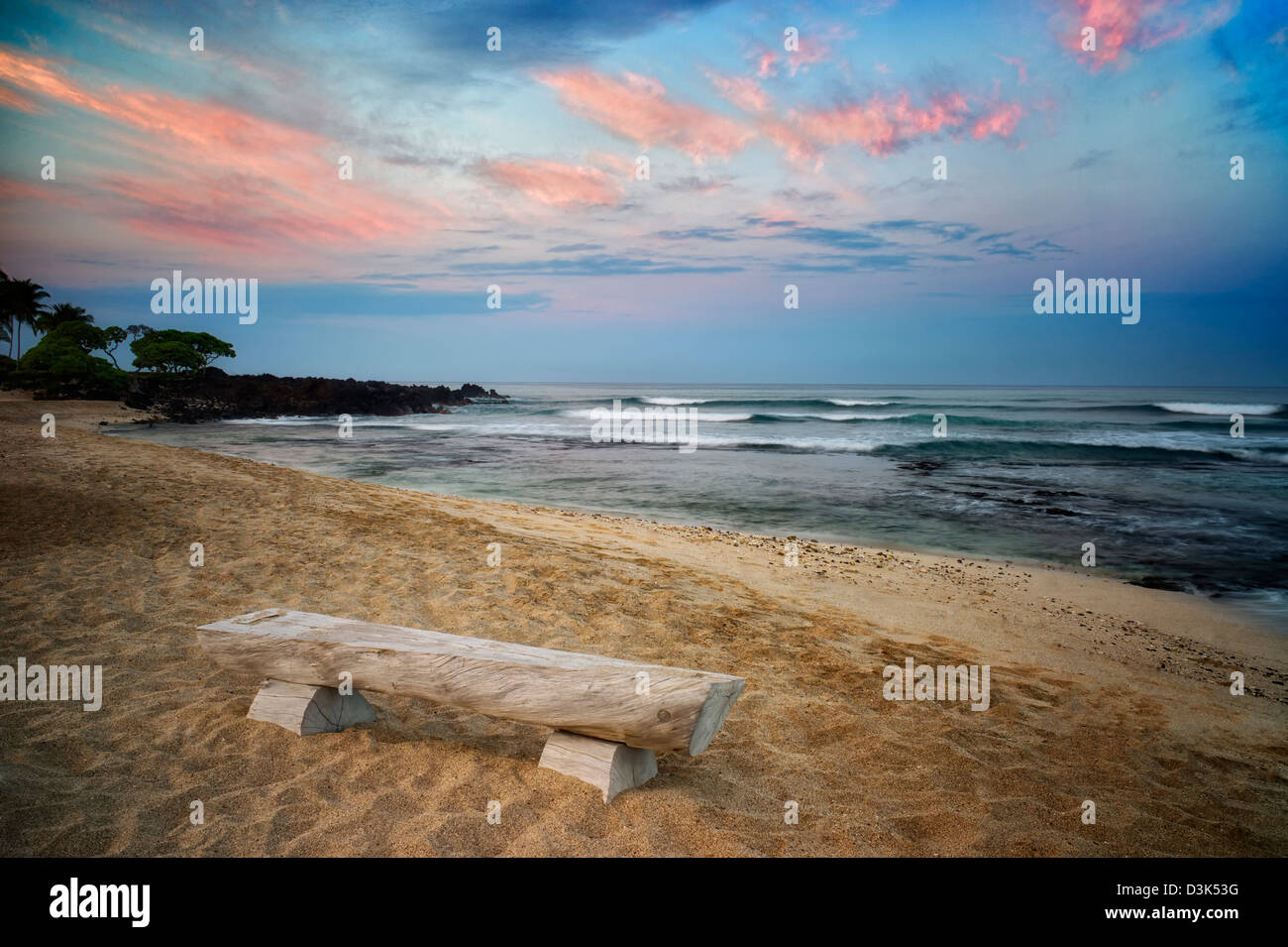 Bank und das Meer mit Sonnenaufgang. Der Kohala Coast. Big Island, Hawaii Stockfoto