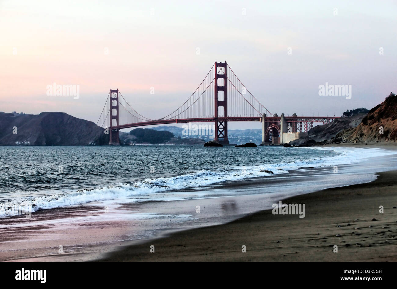 Golden Gate Bridge Panorama von Marshall Beach, San Francisco gesehen. Stockfoto