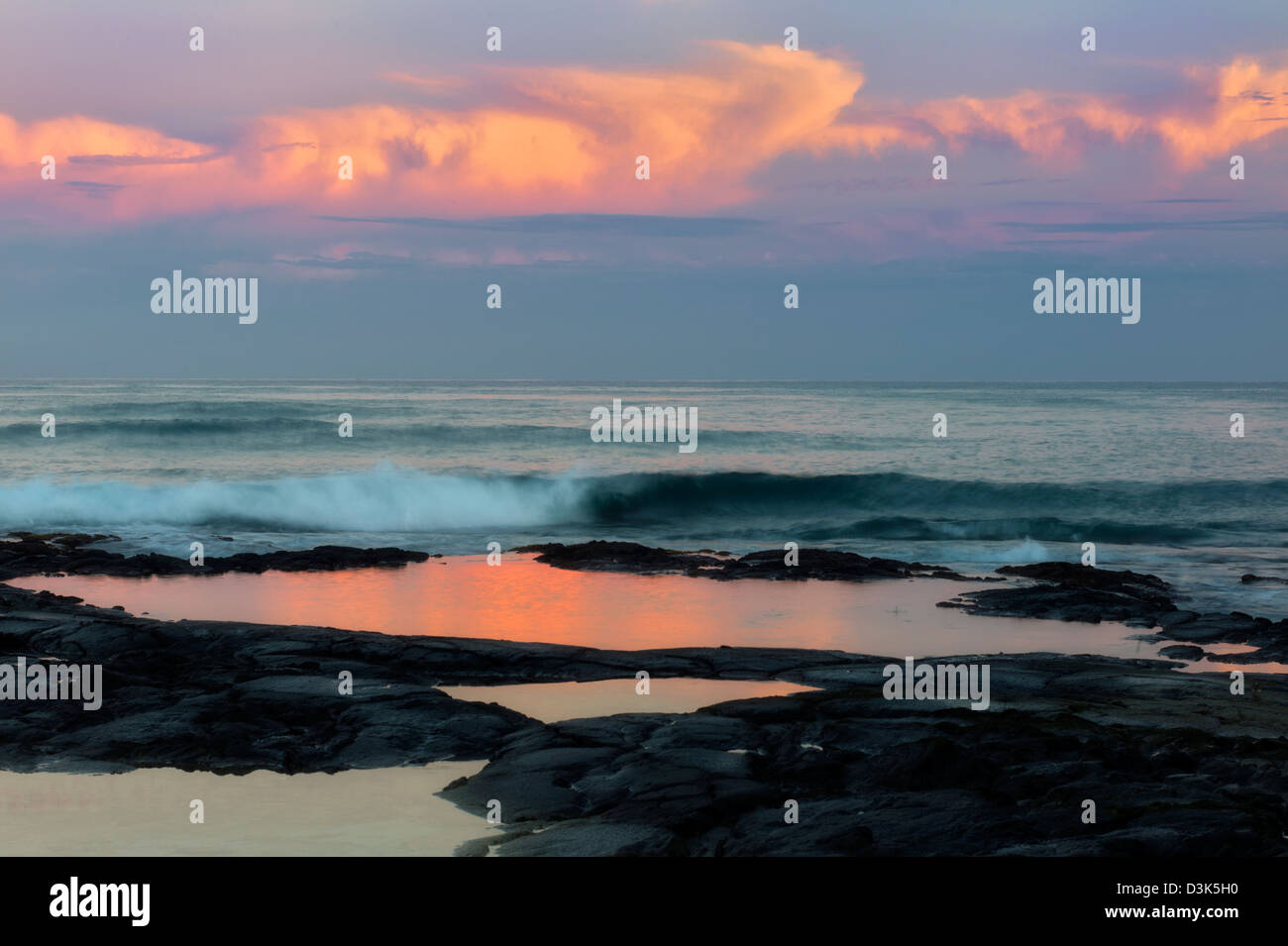 Tidepool Reflexion mit Sonnenaufgang. Der Kohala Coast. Big Island, Hawaii. Stockfoto