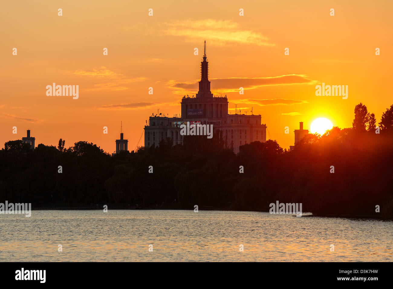 Sonnenuntergang über Haus der freien Presse. Blick von der See im Herastrau Park, Bukarest, Rumänien. Stockfoto