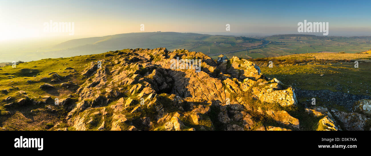 Kalkstein-Felsen auf Crook Höhepunkt in den Mendip Hills mit Bleadon Hügel in der Ferne. Axbridge, Somerset, England. Stockfoto