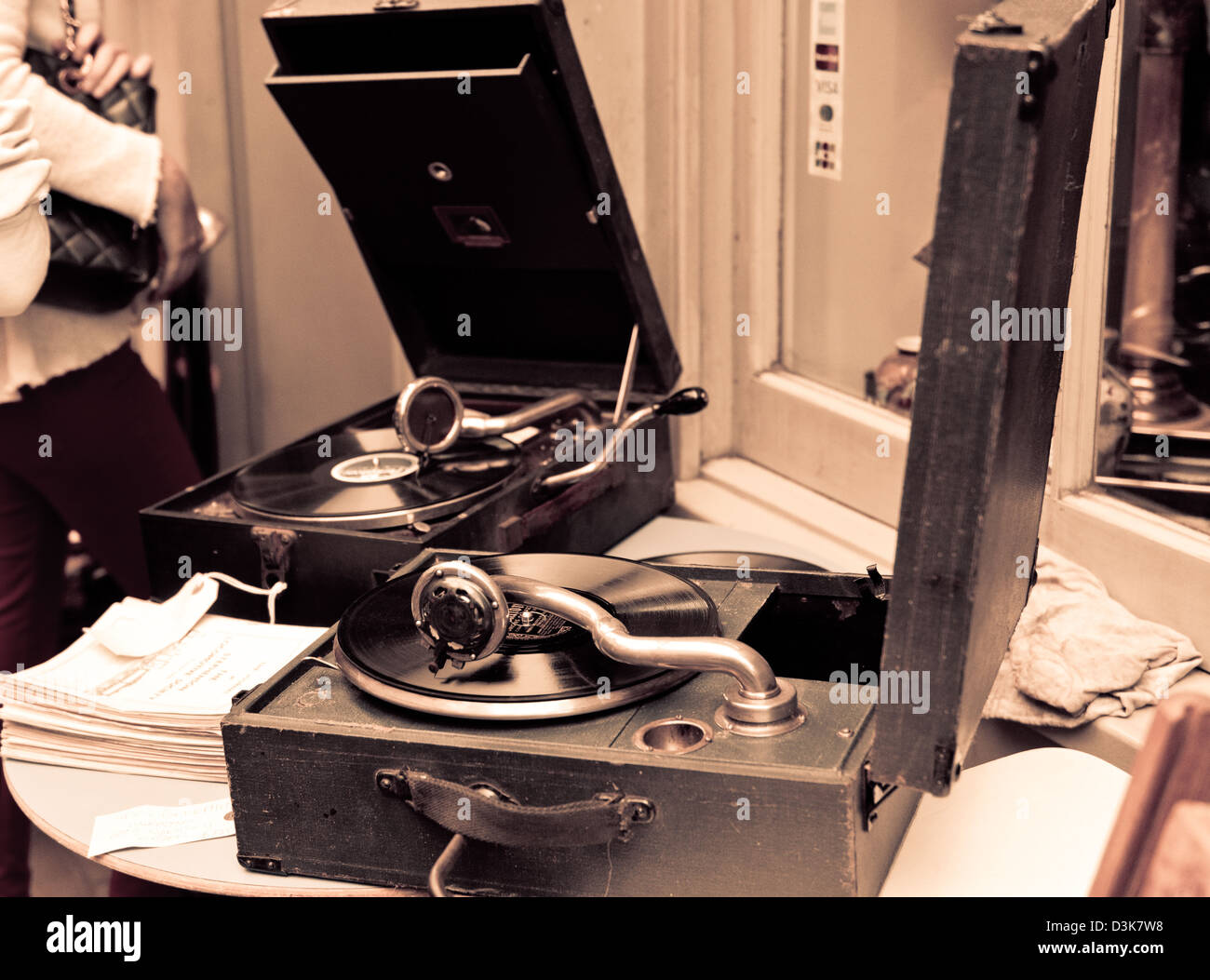 Ein paar der alten Stil Grammophon Spieler auf dem Display vor einem Geschäft in Brick Lane Stockfoto