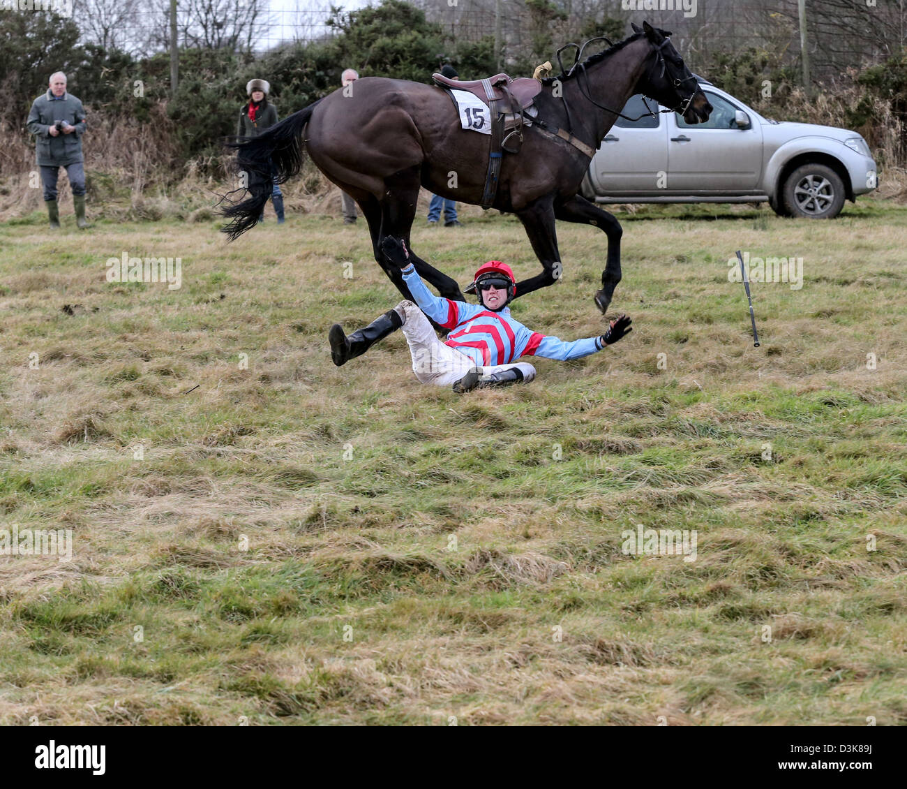 ANNIE YEAGER GEWINNE AUF IHR ERSTES REITEN IMMER FÄLLT DANN AUF IHR ZWEITER DER ALTEN RABY PUNKT ZU PUNKT Stockfoto