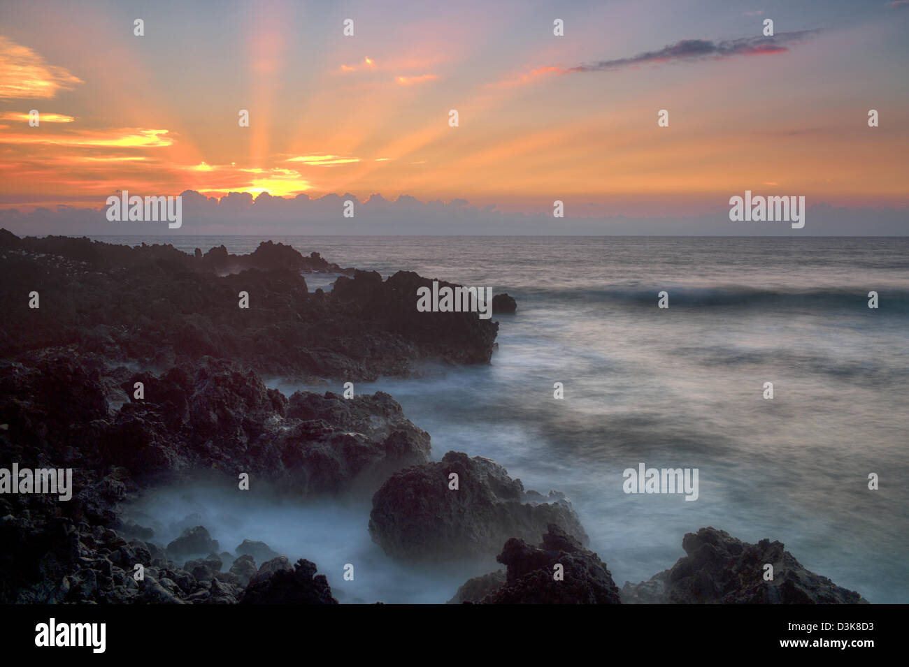 Sonnenuntergang mit Gottes Strahlen. Der Kohala Coast. Big Island, Hawaii. Stockfoto