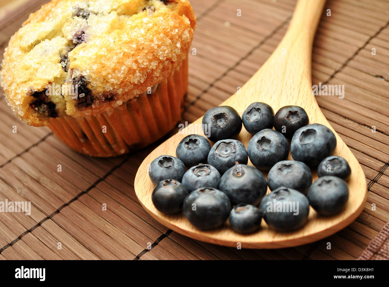 Heidelbeeren neben einen Blueberry Muffin Stockfoto