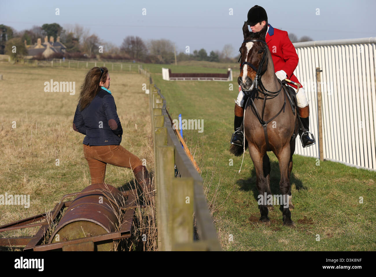 Foxhunter Mann auf Pferd im Gespräch mit junge Frau Stockfoto