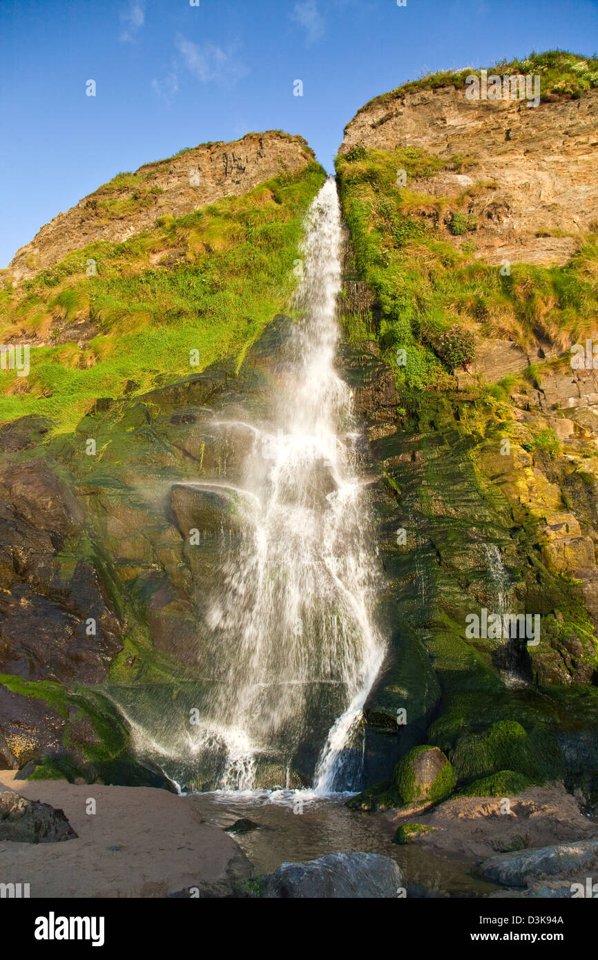 Wasserfall, Fluss spricht stürzt hinunter zum Meer in Tresaith Ceredigion Wales Stockfoto