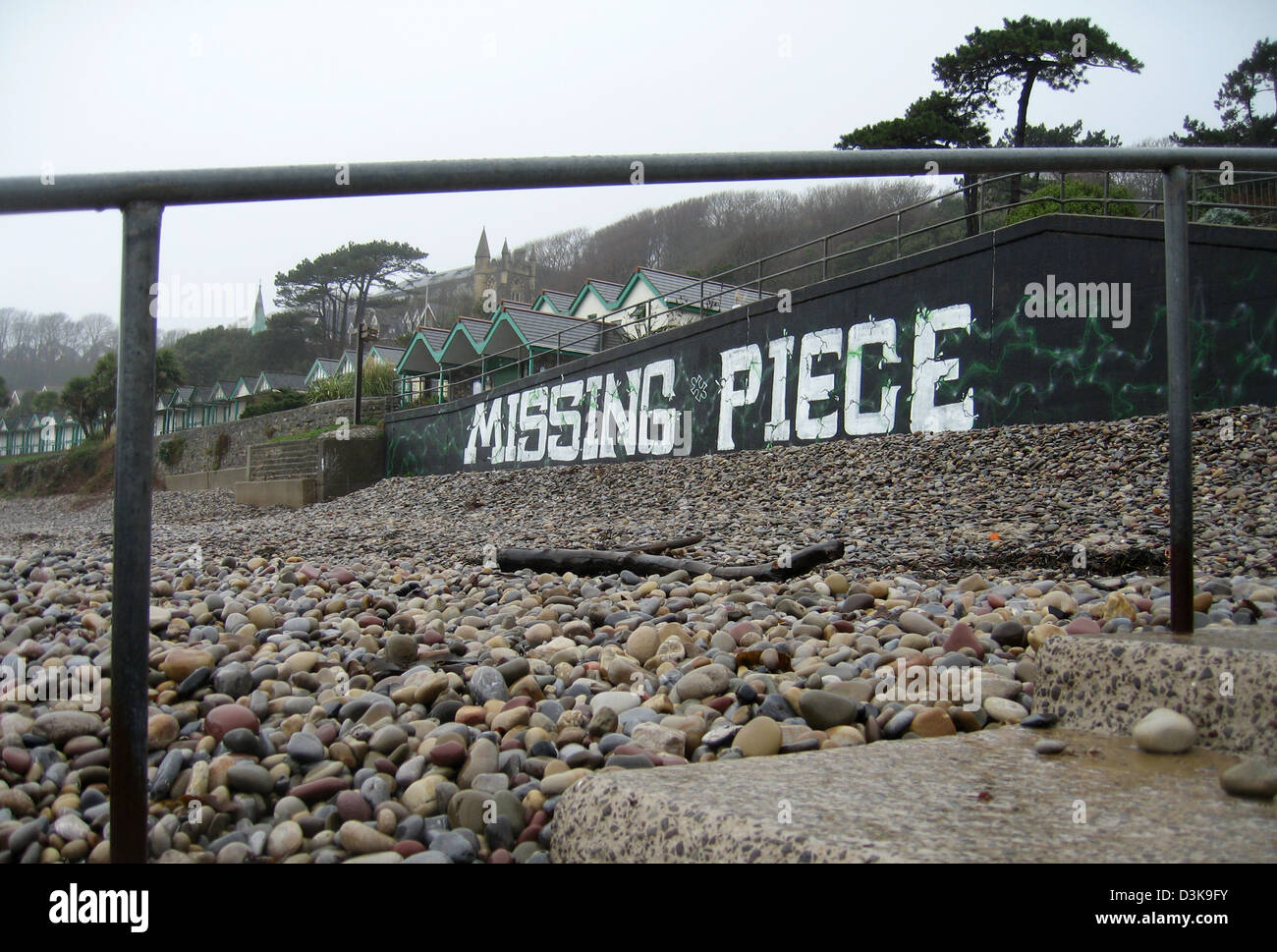 Graffiti am Deich bei Langland Bucht in der Nähe von Swansea sagen "Missing Piece" Stockfoto