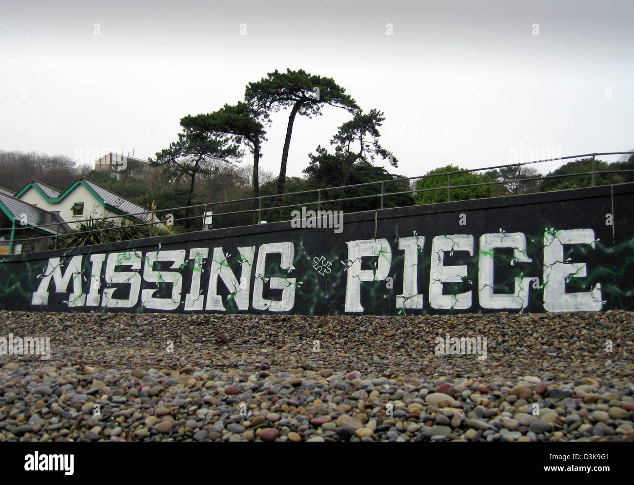 Graffiti am Deich bei Langland Bucht in der Nähe von Swansea sagen "Missing Piece" Stockfoto
