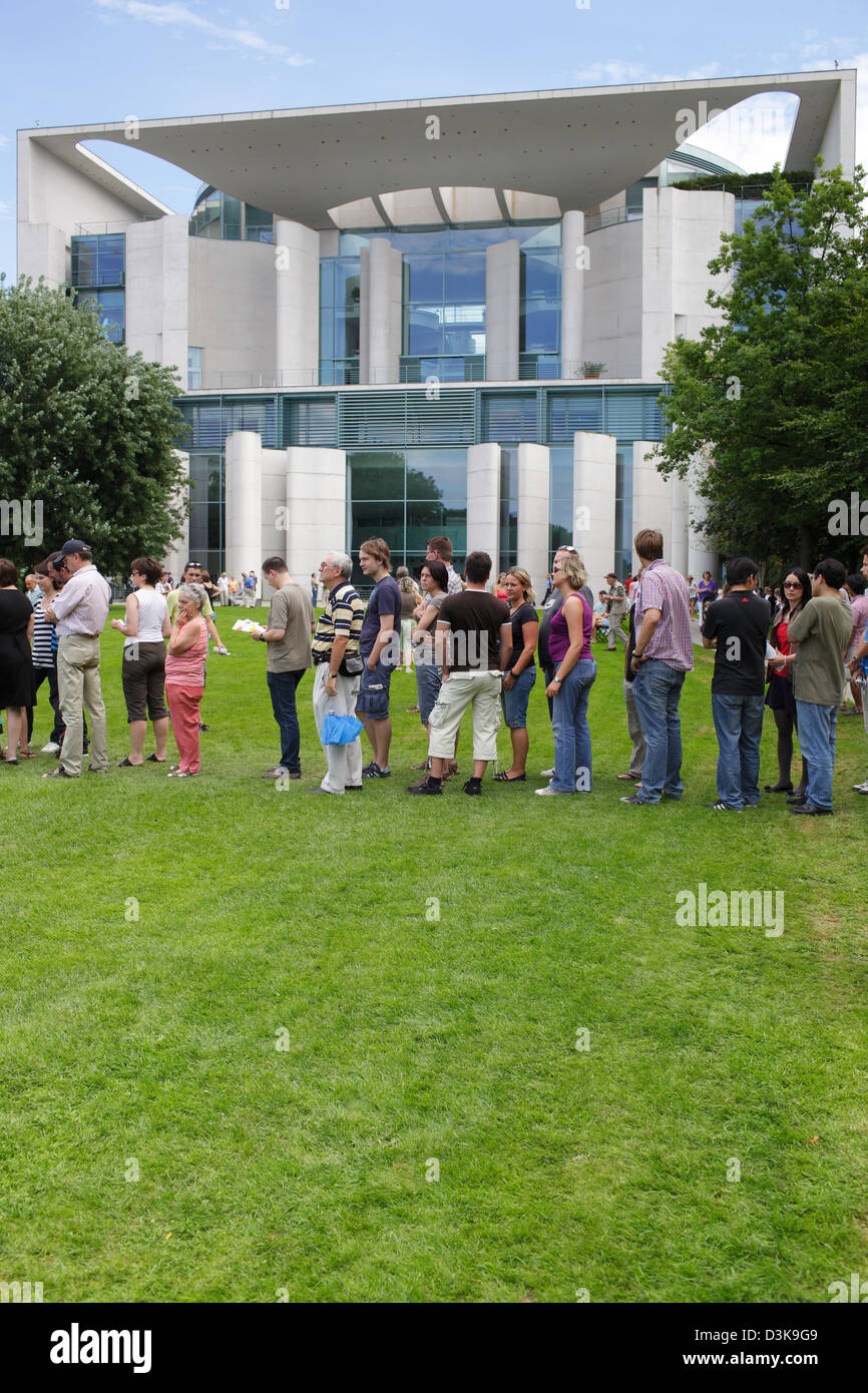 Berlin, Deutschland, Tag der offenen Tür im Bundeskanzleramt Bundeskanzler  garden Stockfotografie - Alamy