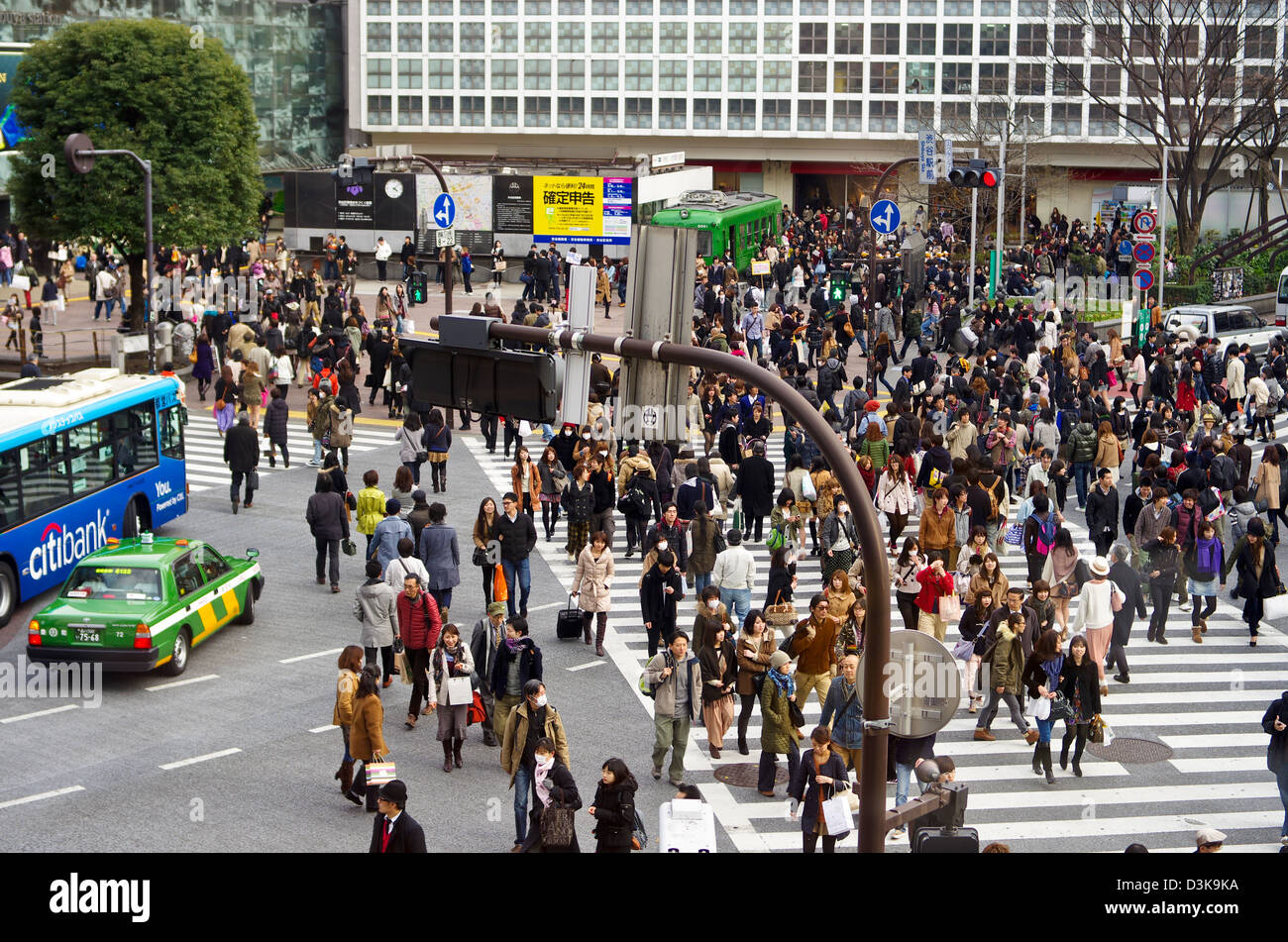 Shibuya Crossing Scramble aus der beliebten Starbucks, Tokyo, Japan Stockfoto