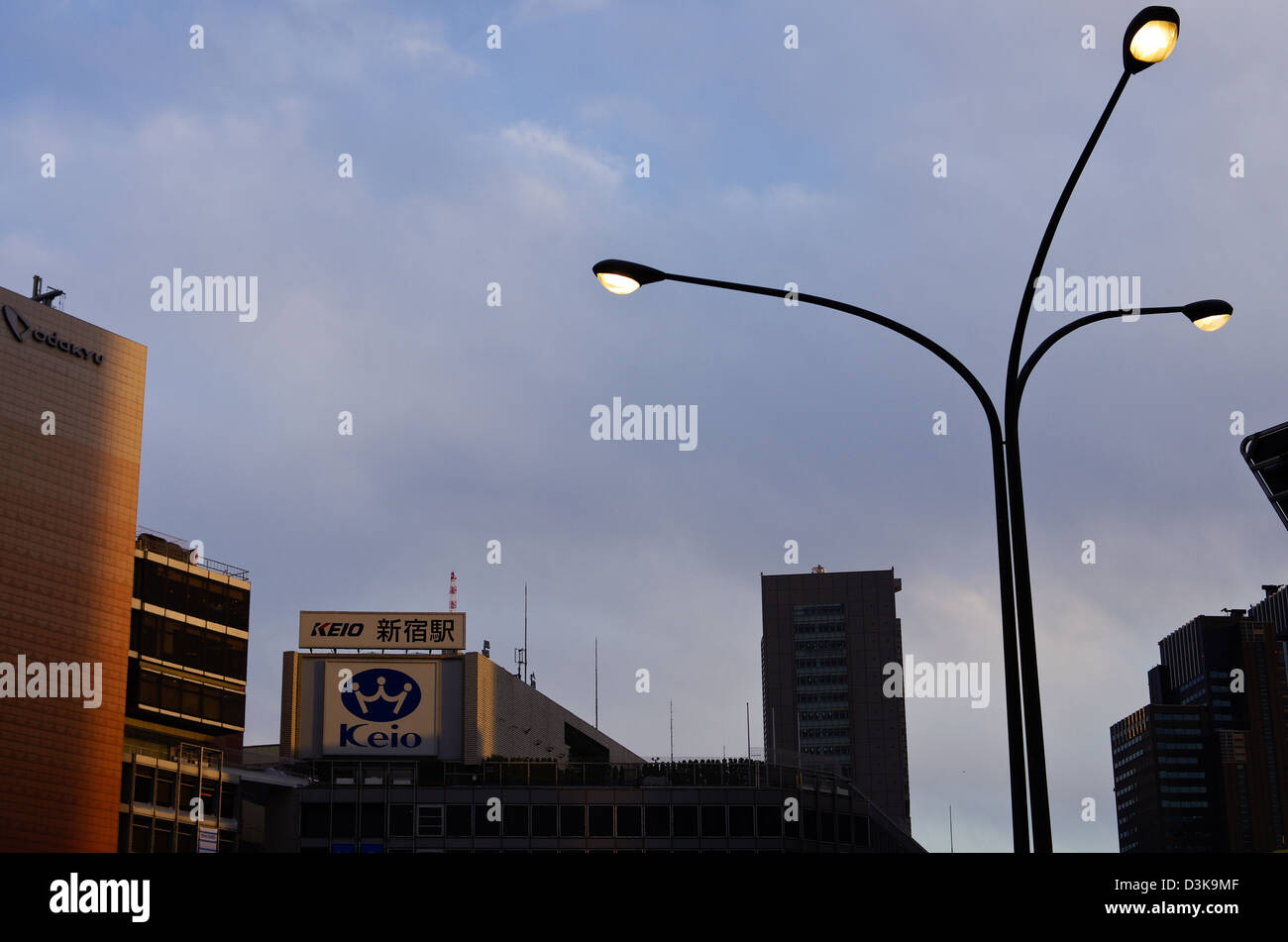 Straßenlaterne in Shinjuku vor der Keio-Linie Bahnhof Shinjuku in Tokio, Japan Stockfoto