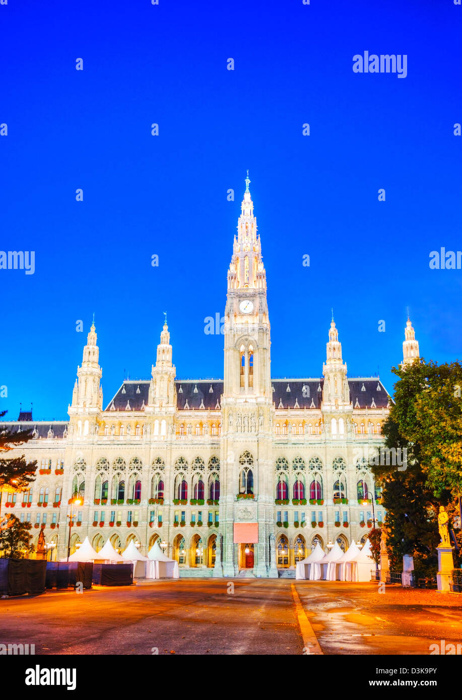 Rathaus (City Hall) in Wien in der Nacht Stockfoto
