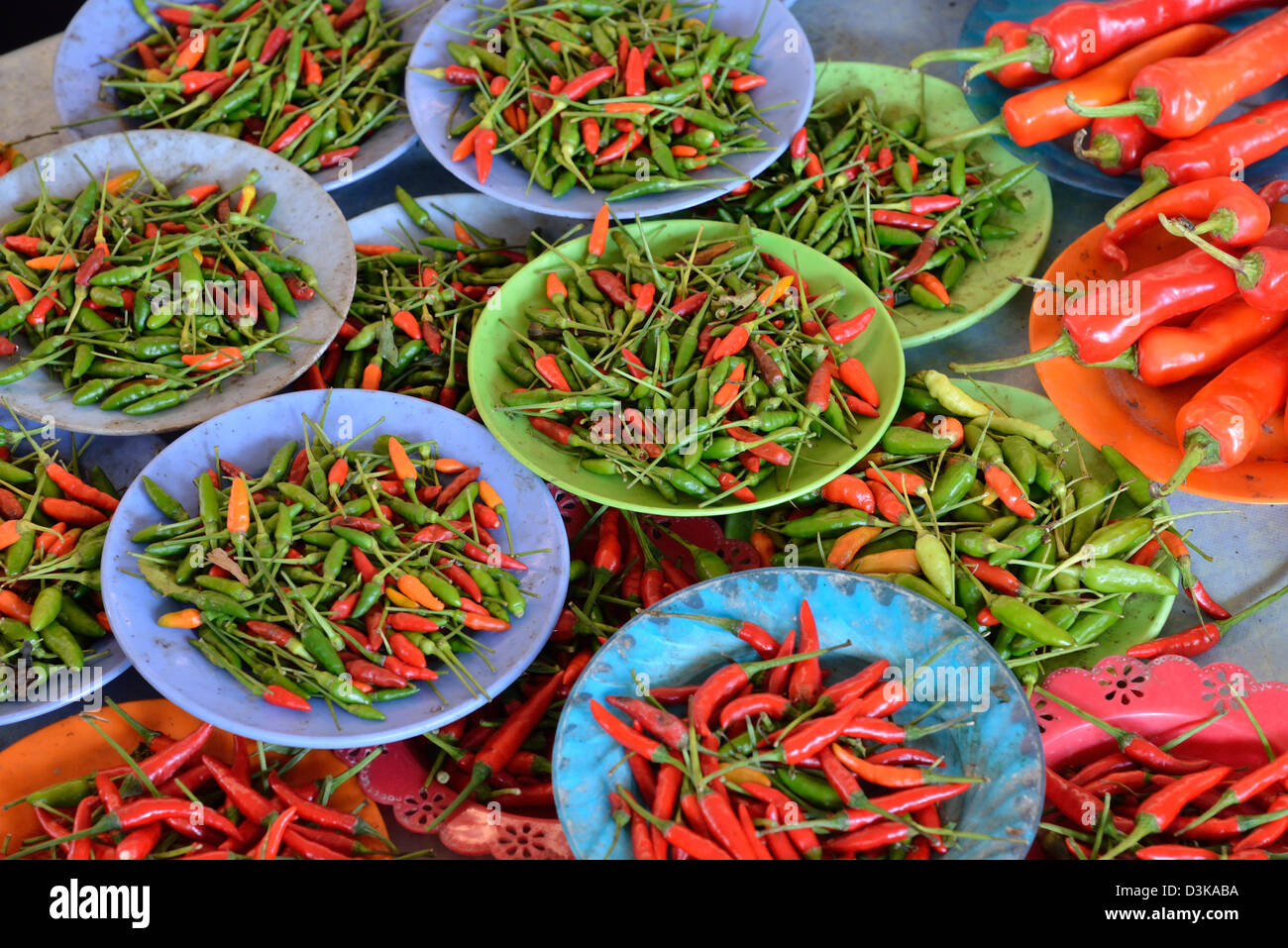 Schalen von Chili Peppers auf ein Sarawak-Markt Stockfoto