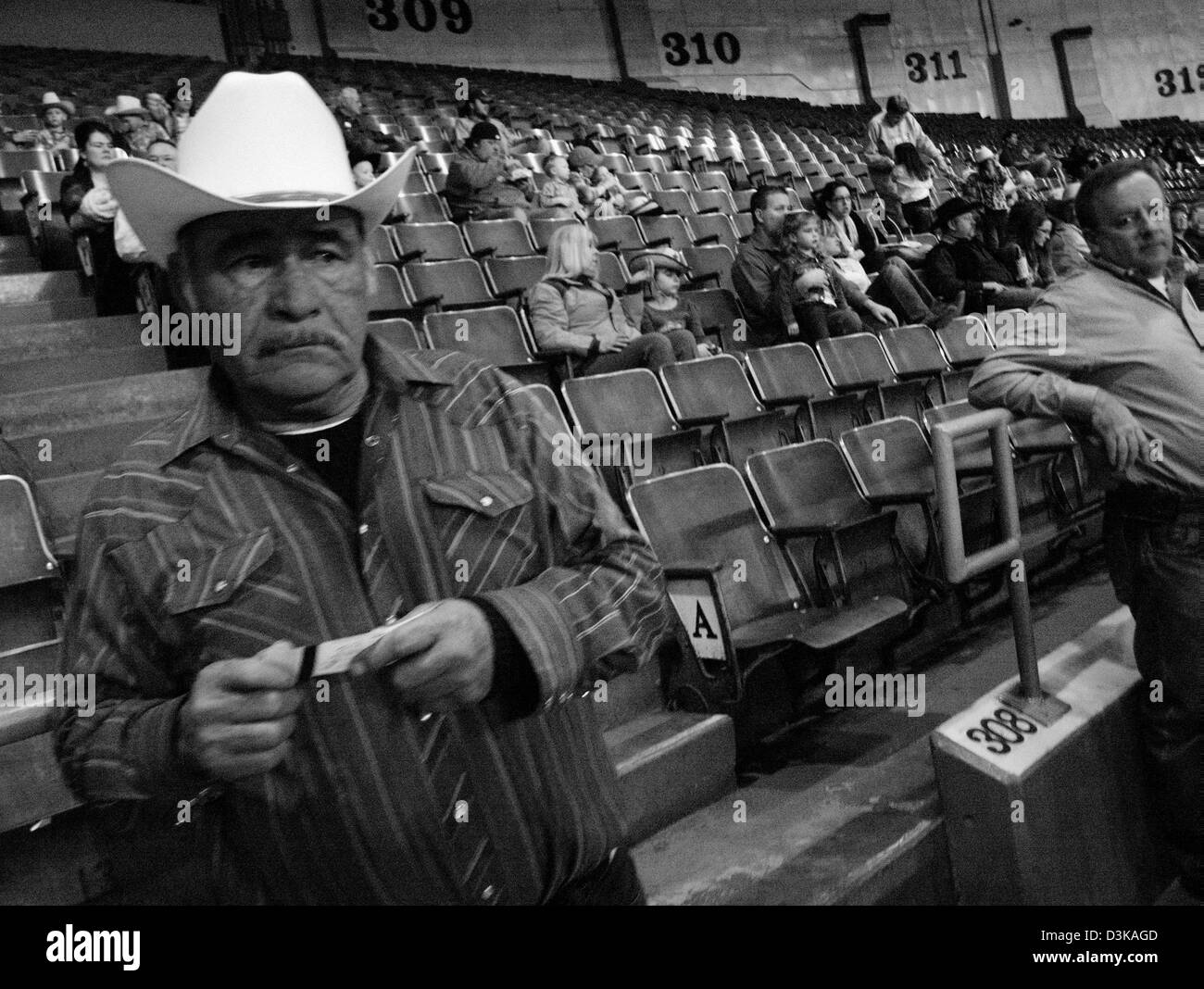 Cowboy beobachten das National Finals Rodeo in Oklahoma City, Oklahoma, USA Stockfoto