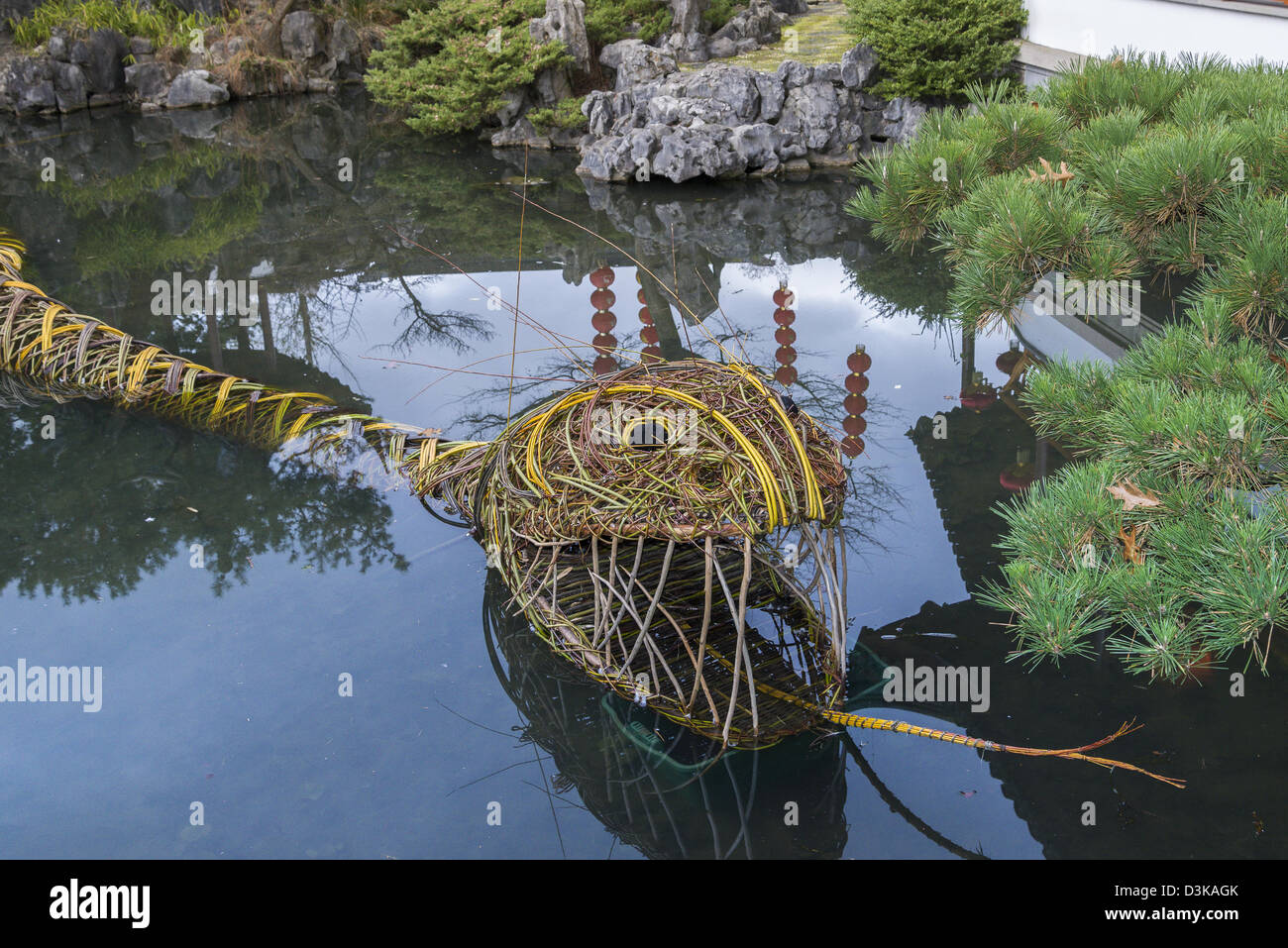 40 Fuß lange Schlange Skulptur aus Weide und anderen organischen Materialien, zur Feier des neuen Jahres der Schlange Stockfoto