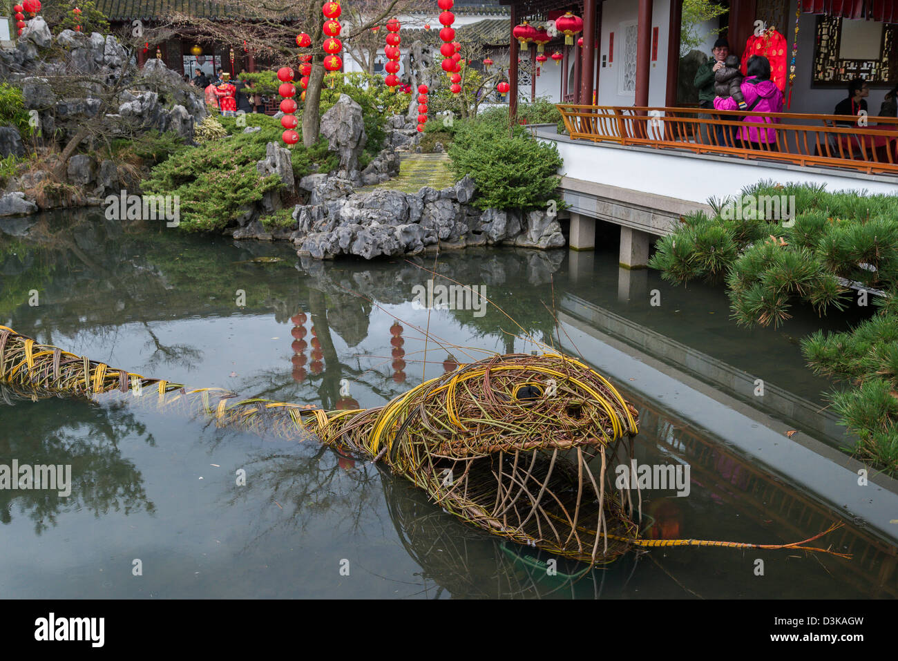 40 Fuß lange Schlange Skulptur aus Weide und anderen organischen Materialien, zur Feier des Jahres der Schlange. Stockfoto