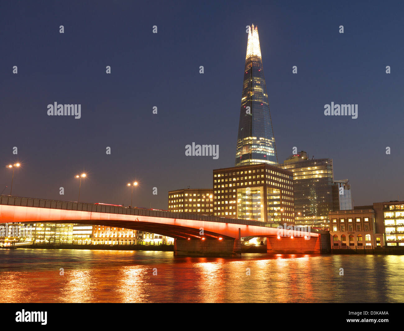 Blick auf das The Shard Wolkenkratzer und London Bridge bei Nacht Stockfoto