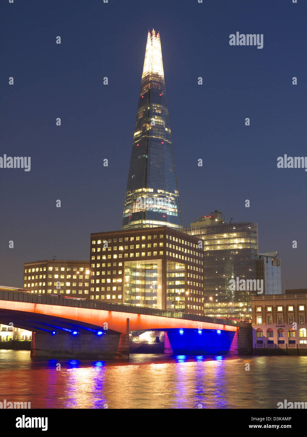 Blick auf das The Shard Wolkenkratzer und London Bridge bei Nacht Stockfoto