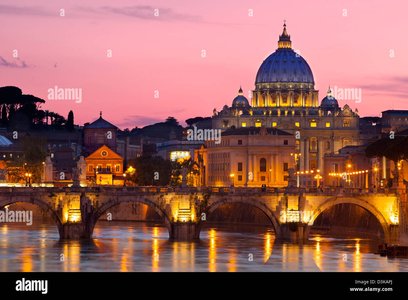 Flusses Tiber, Ponte Sant Angelo und St. Peter Basilika in der Abenddämmerung, Lazio Rom Italien Stockfoto
