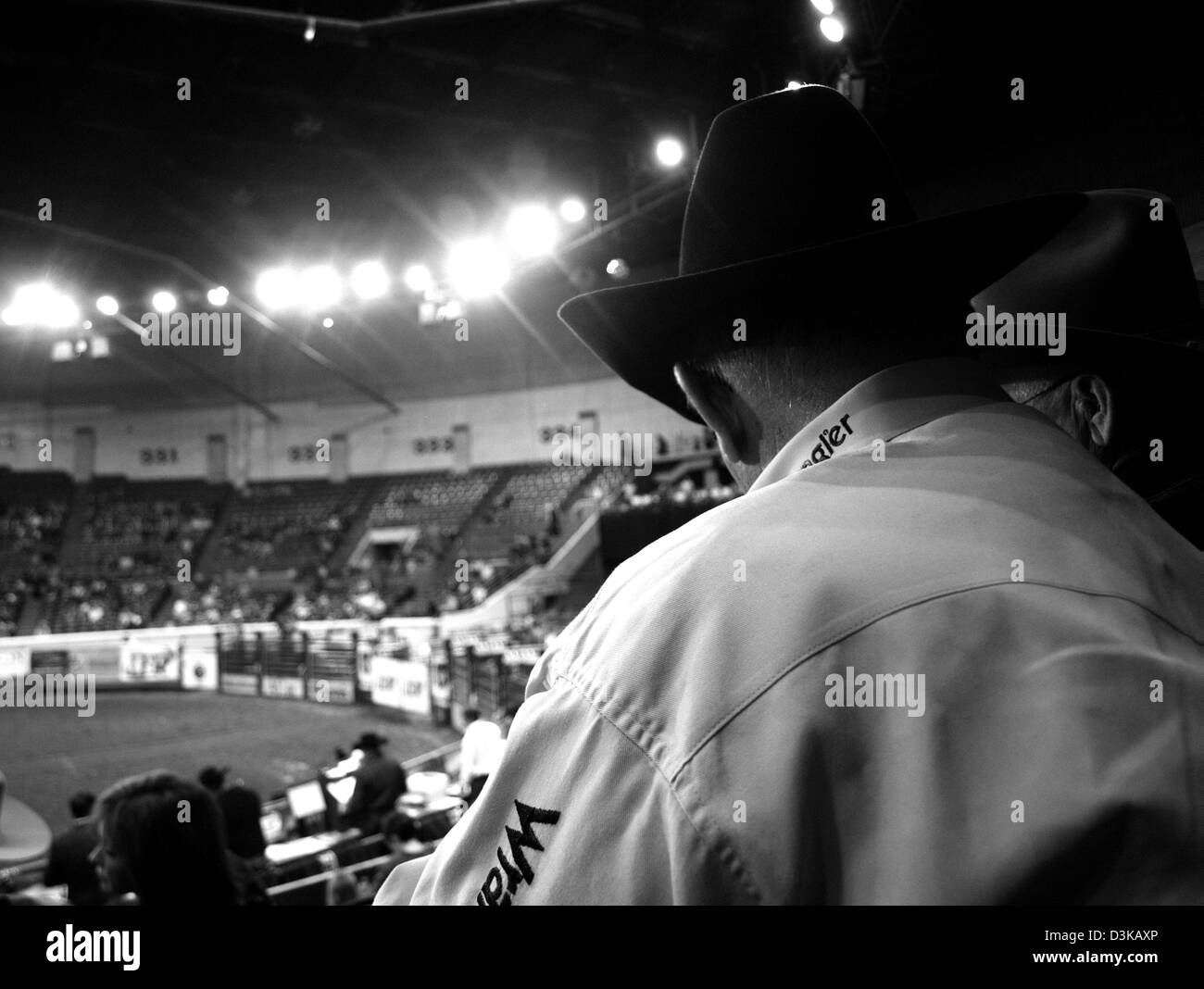 Cowboy beobachten das National Finals Rodeo in Oklahoma City, Oklahoma, USA Stockfoto