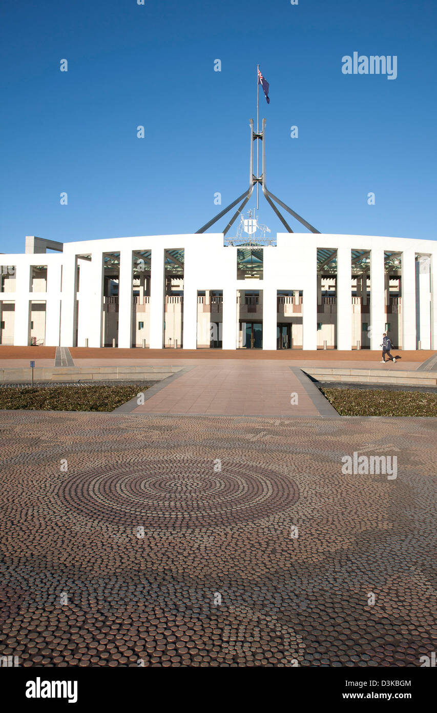 Vorplatz Mosaik von Michael Nelson Jagamara, Eingang zum Parlament House Capital Hill Canberra Australien Stockfoto