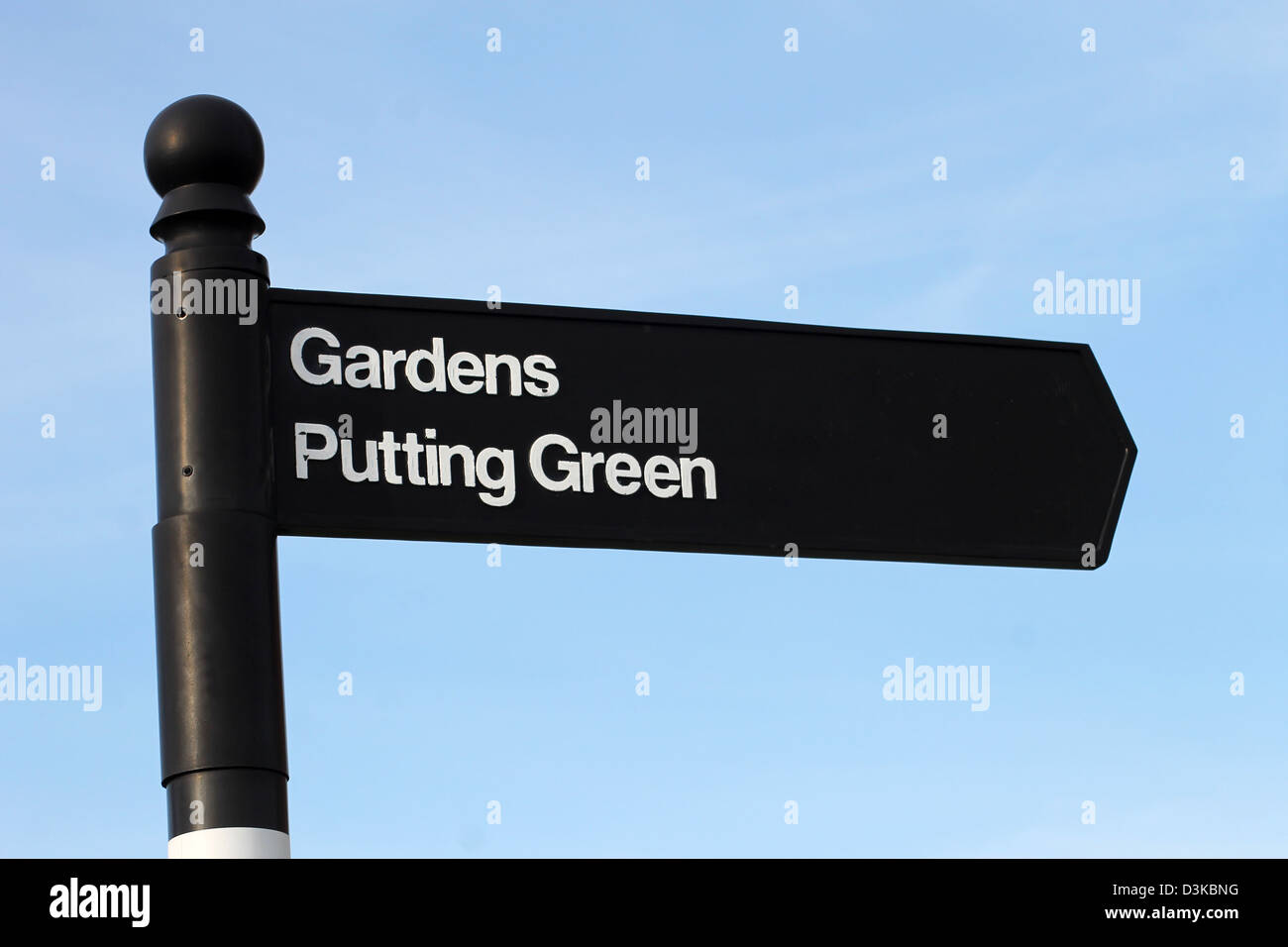 Traditionelle englische Gärten und Putting-Green Zeichen, blauer Himmelshintergrund. Stockfoto