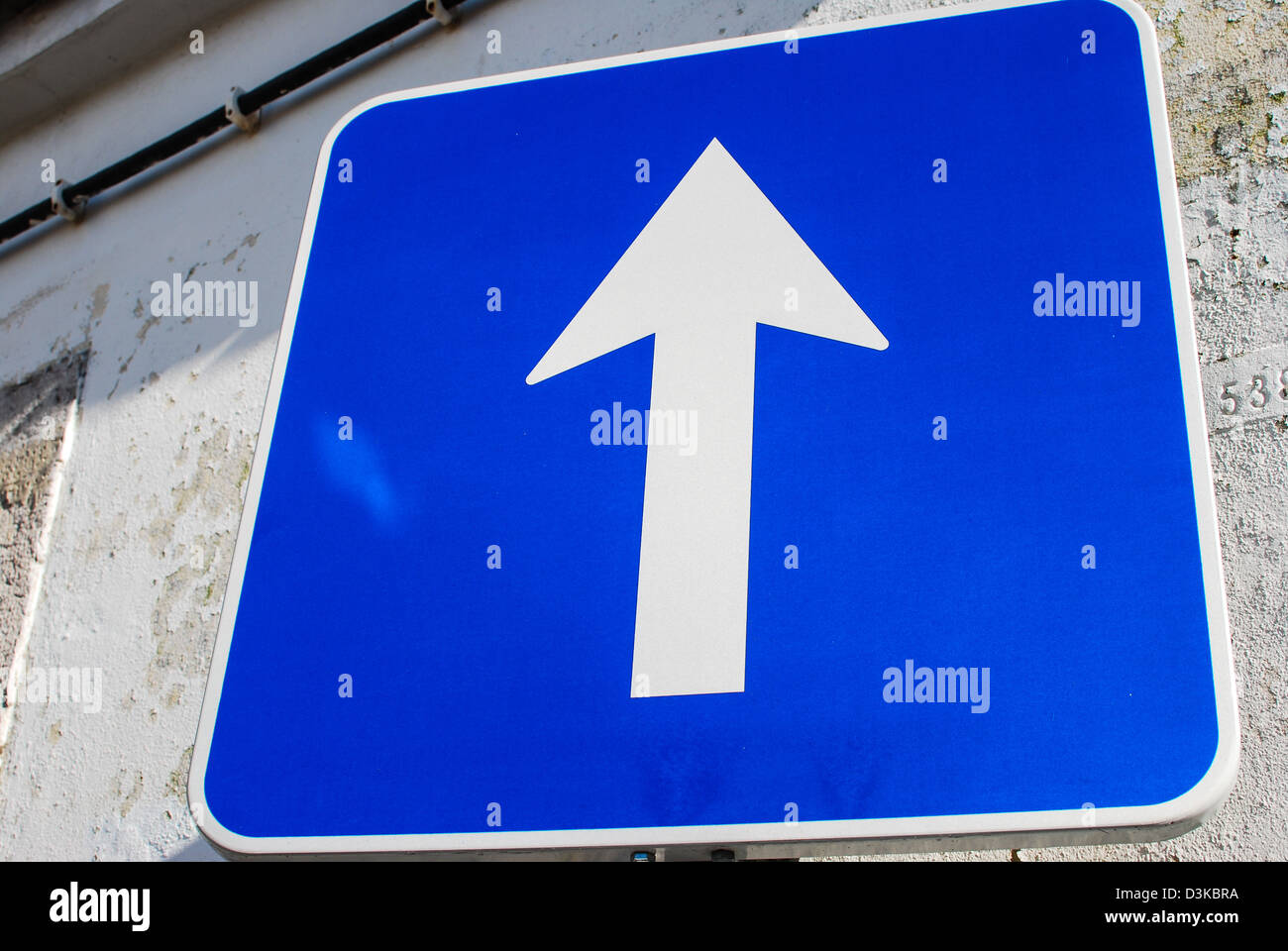 Blaues Schild Mit Weißem Pfeil Stockfotos und bilder Kaufen Alamy
