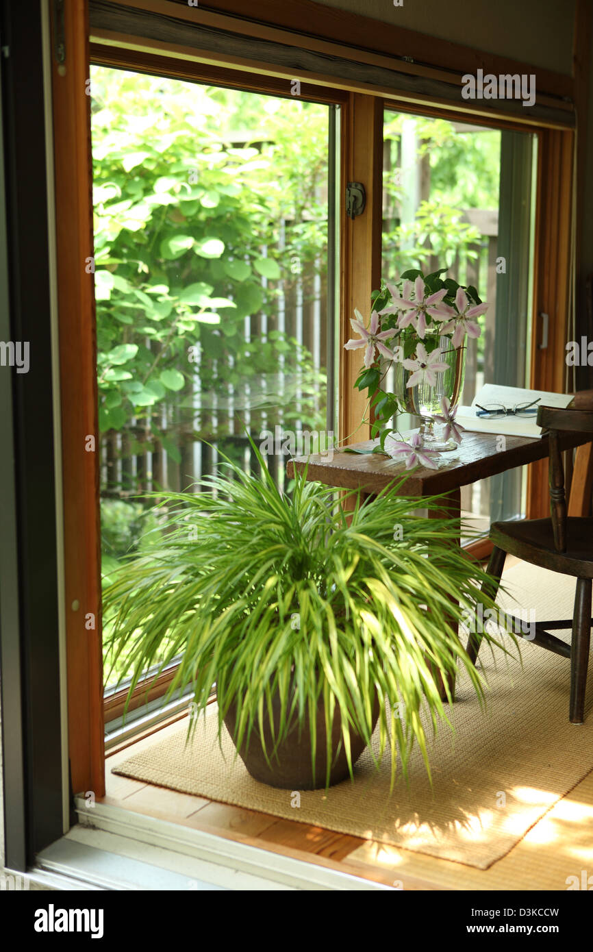 Zimmer mit Blick auf einen Garten im japanischen Stil Stockfoto