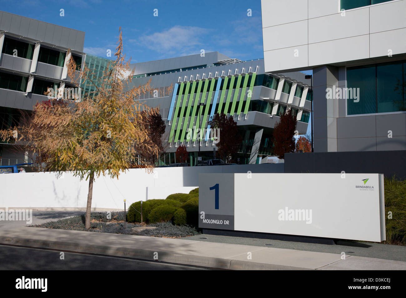 Windows auf energieeffiziente Gebäude moderne Bürogebäude mit Lamellen zur Kühlung des Gebäudes Canberra Australien Stockfoto