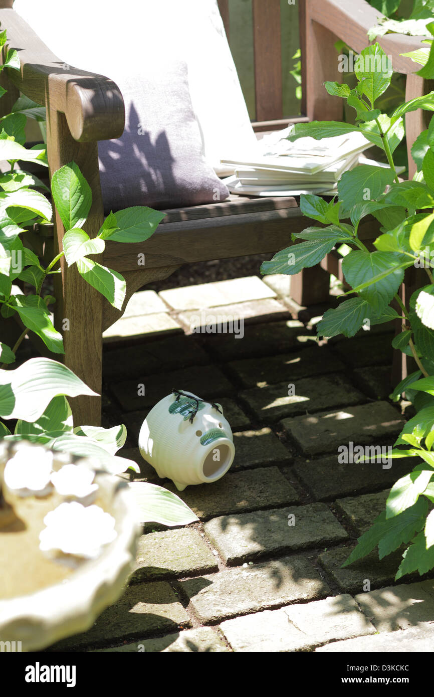 Liegestuhl im Garten Stockfoto