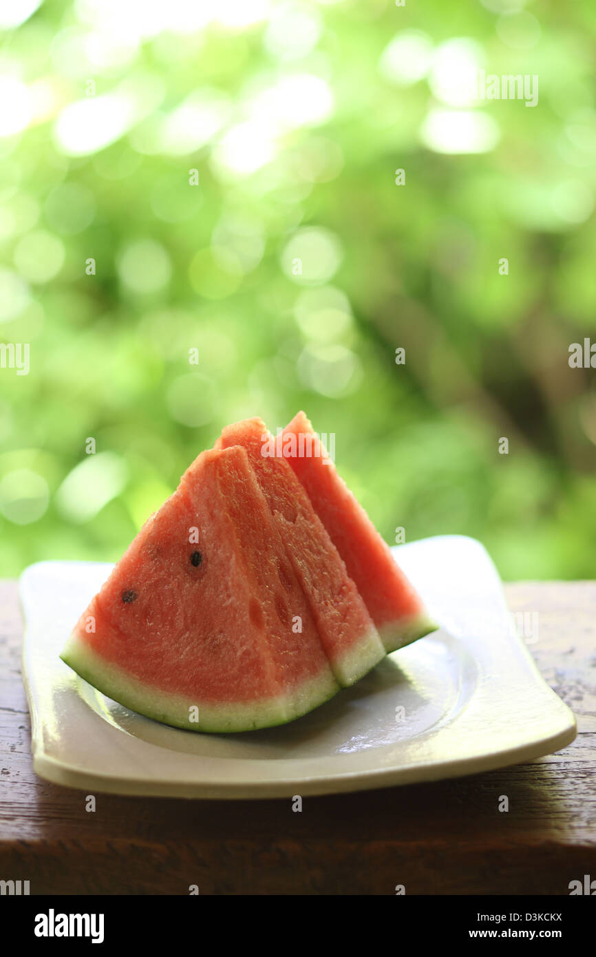 Wassermelone auf einer Holzbank Stockfoto