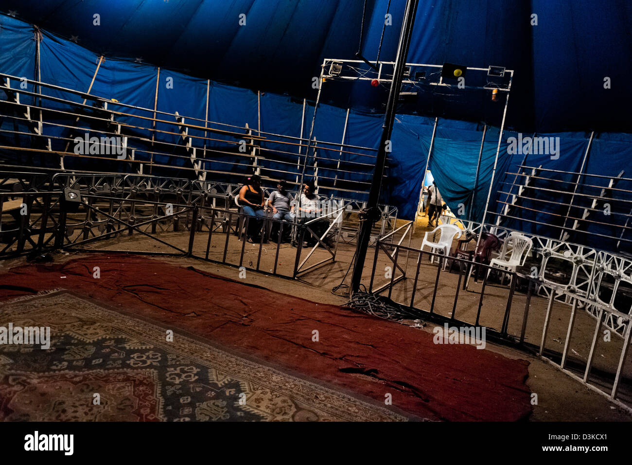 Zirkus-Besucher sitzen vor der leere Tribüne an der Circo Brasilia, ein Familien geführtes-Zirkus Reisen in Mittelamerika. Stockfoto