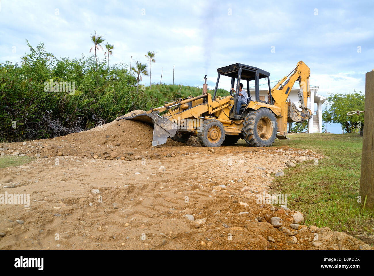 mechanischen Bagger verteilen Erde auf einiges in Belize Stockfoto