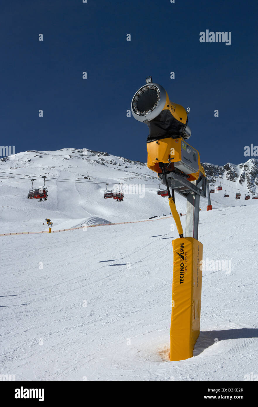 Valbella, Schweiz, eine Schneekanone im Resort Stätzertäli Stockfoto