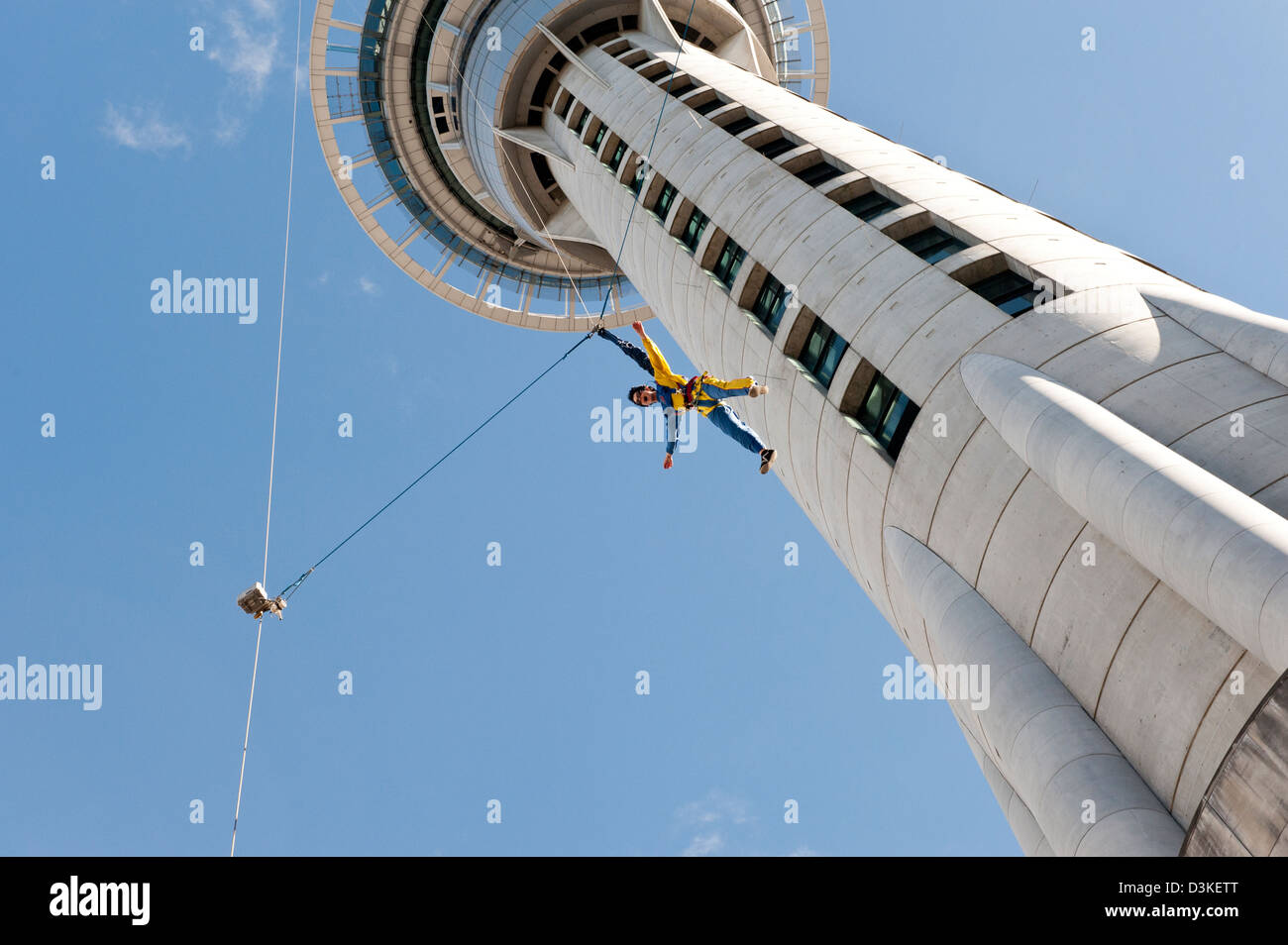 Weibliche Basejumpen Tower in Neuseeland Abenteuer Sport Sky jump bungy Stil New Zealand Jumper Abspringen Draht bauen Stockfoto