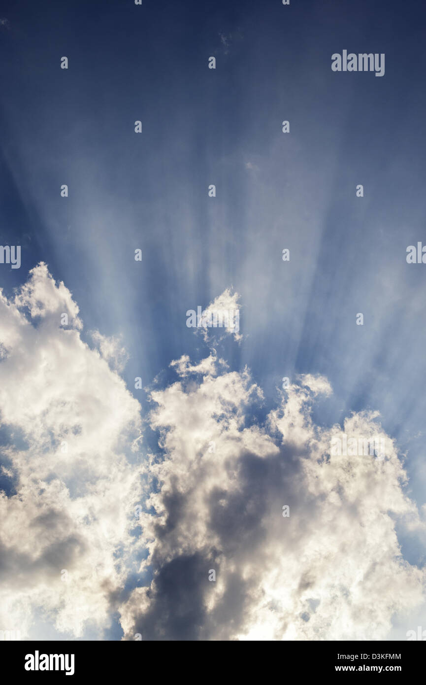Dramatische Sonnenstrahlen hinter einer Wolke. Andhra Pradesh, Indien Stockfoto