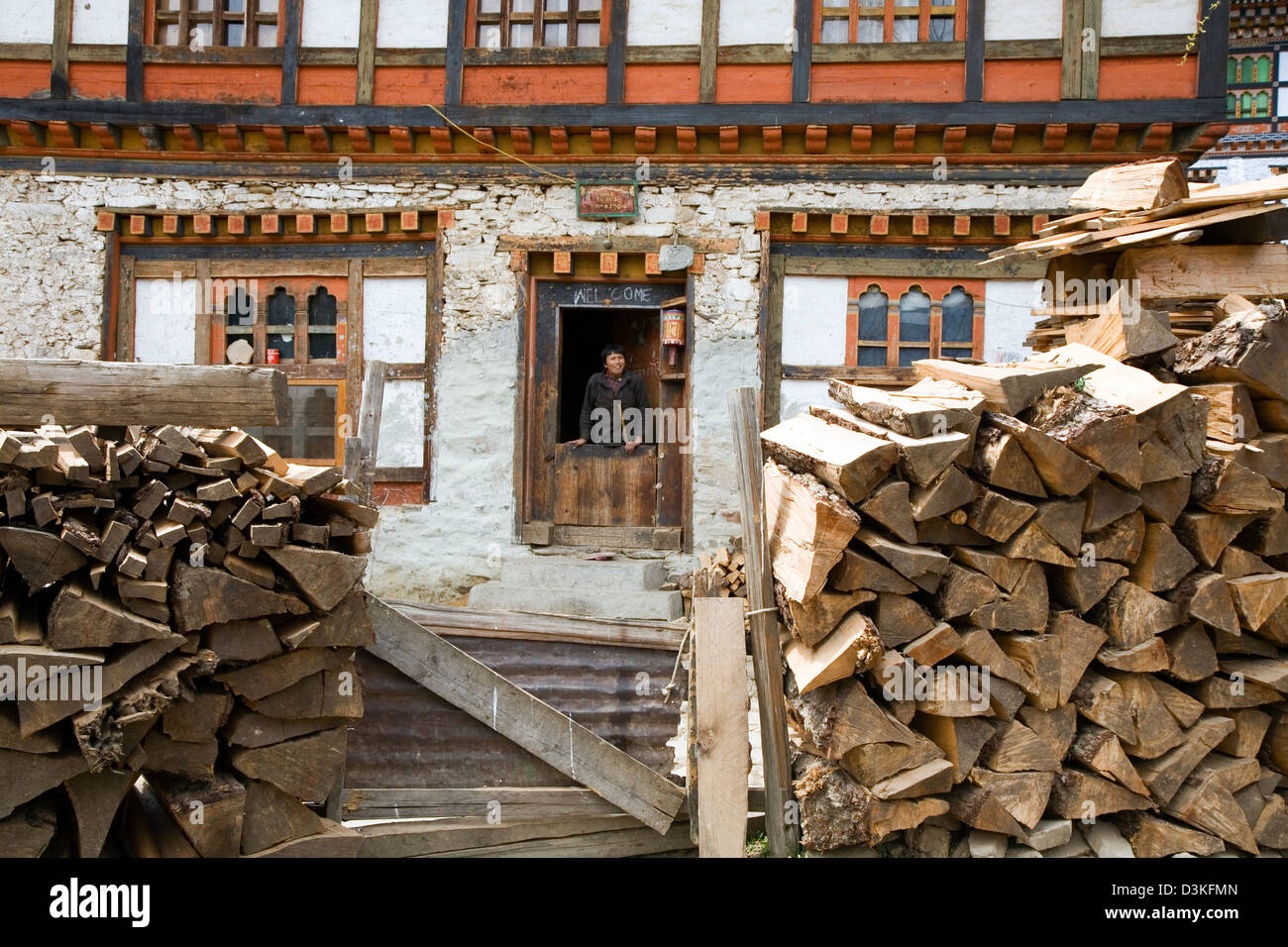 Traditionelle bhutanische Häuser umfassen die größte Siedlung der Landwirte in der Ura Tal von Bhutan, Asien Stockfoto