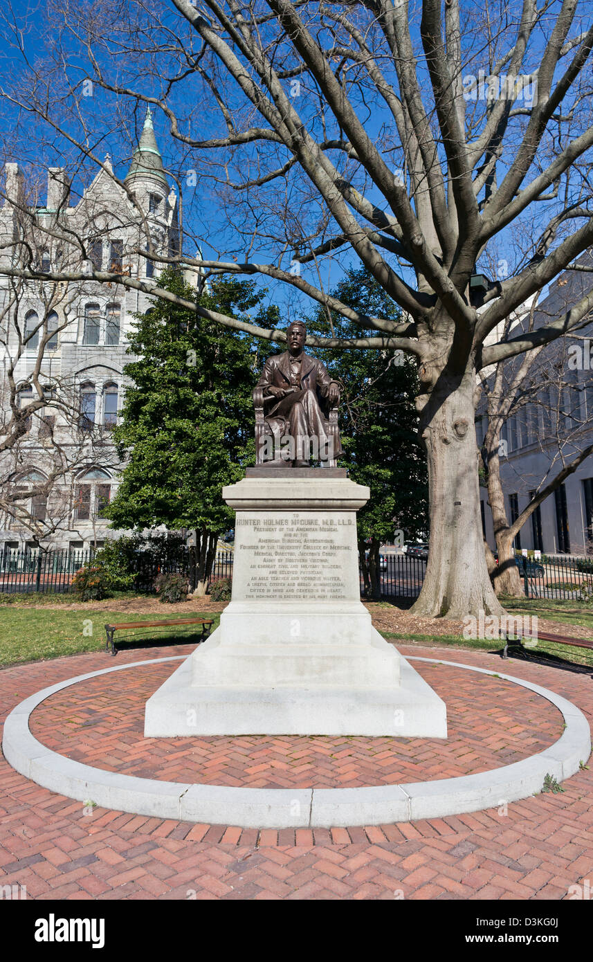 Statue von Hunter Holmes McGuire, der Gründer des Medical College Of Virginia auf dem Gelände das Kapitol von Virginia Stockfoto