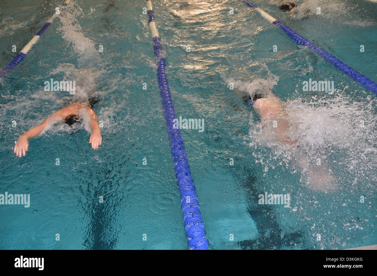 Schwimmer in Baden treffen Stockfoto